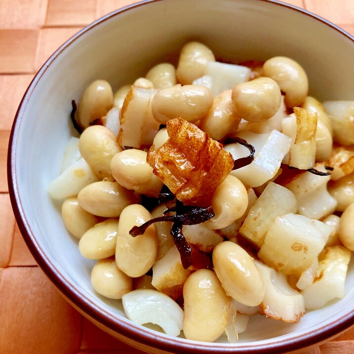 簡単!蒸し大豆とちくわの塩昆布炒め